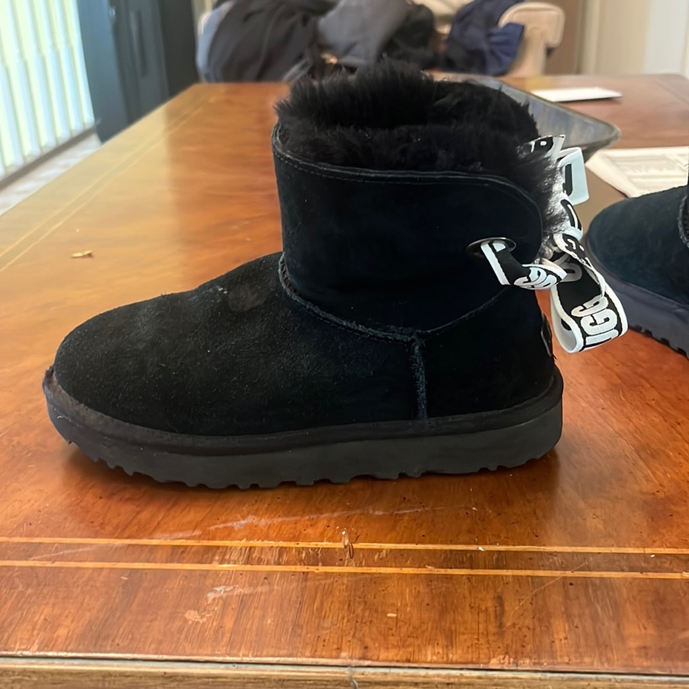 Black Ugg’s with tie in the back. Good condition. Fluffy inside.